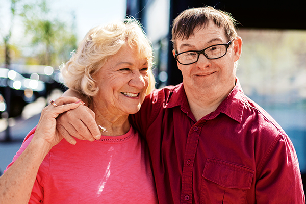 Junger behinderter Mann mit Mutter