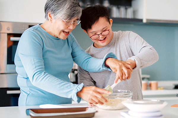 Oma mit behindertem Enkel Backen