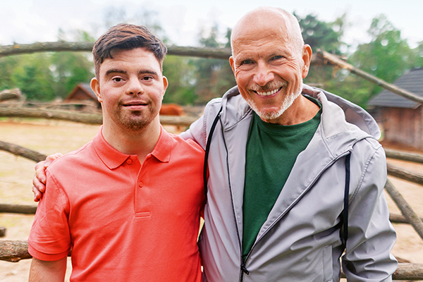 Junger behinderter Mann mit Vater